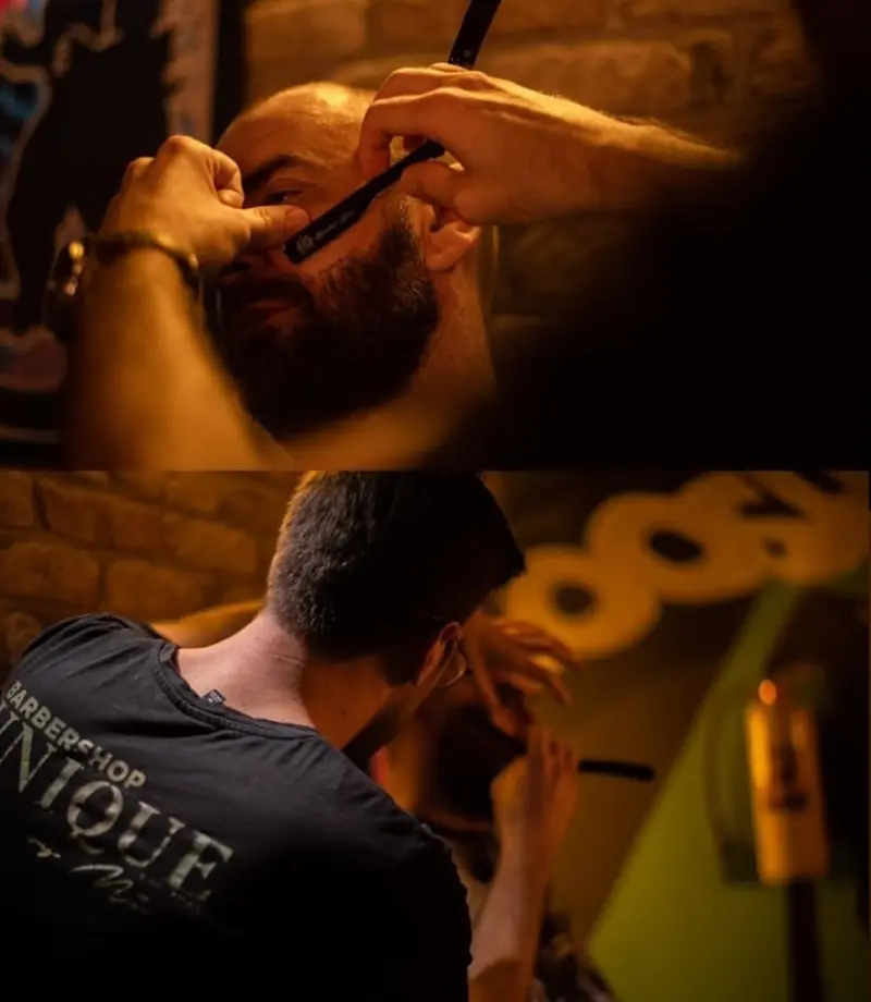 Frizer radi s mušterijom